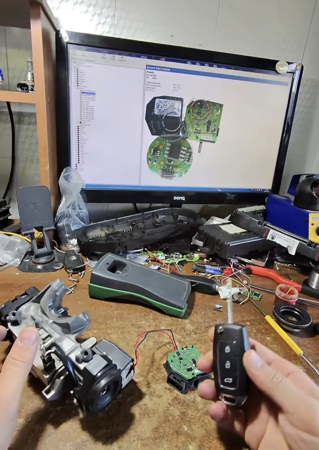 Autosleutel en apparatuur voor autosleutelprogrammering