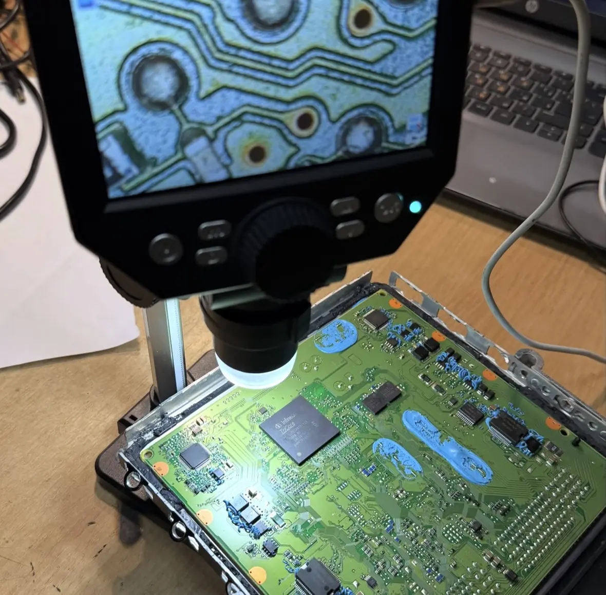 ECU-printplaat onder een digitale microscoop