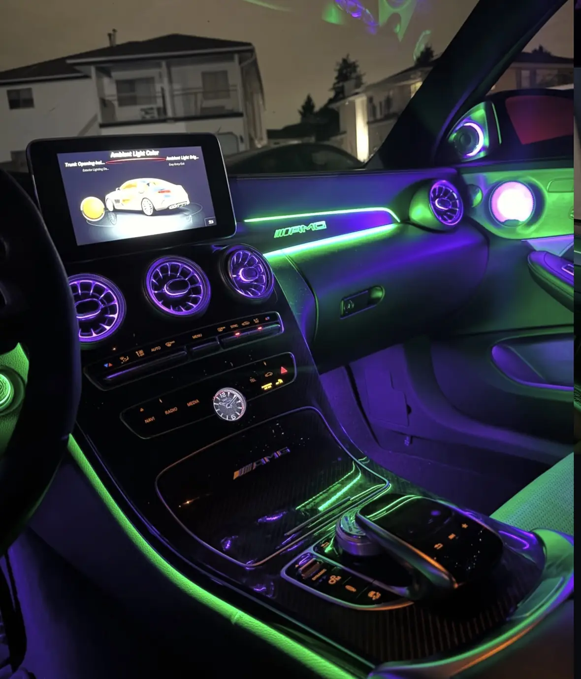 Interieur met groen-paarse sfeerverlichting